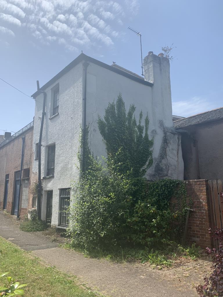 Lot: 53 - PROPERTY FOR COMPLETE REFURBISHMENT OR REPLACEMENT -